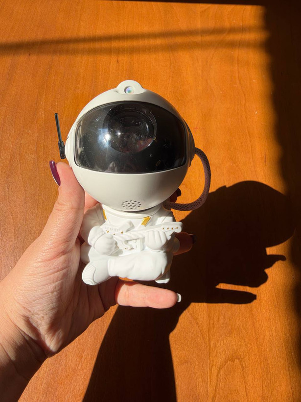 چراغ خواب کهکشانی فضانورد Astronaut Nebula Projector | مدل نشسته گیتار به دست با ریموت کنترل