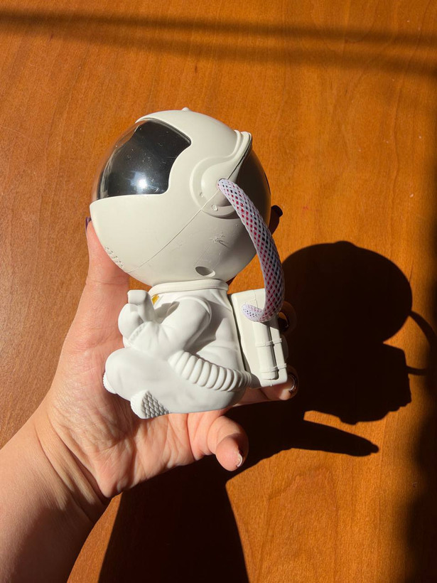 چراغ خواب کهکشانی فضانورد Astronaut Nebula Projector | مدل نشسته گیتار به دست با ریموت کنترل