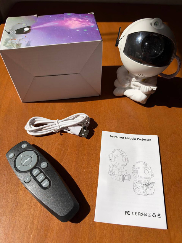 چراغ خواب کهکشانی فضانورد Astronaut Nebula Projector | مدل نشسته گیتار به دست با ریموت کنترل
