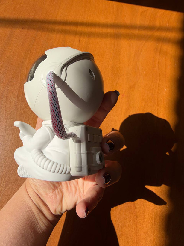 چراغ خواب کهکشانی فضانورد Astronaut Nebula Projector | مدل نشسته گیتار به دست با ریموت کنترل